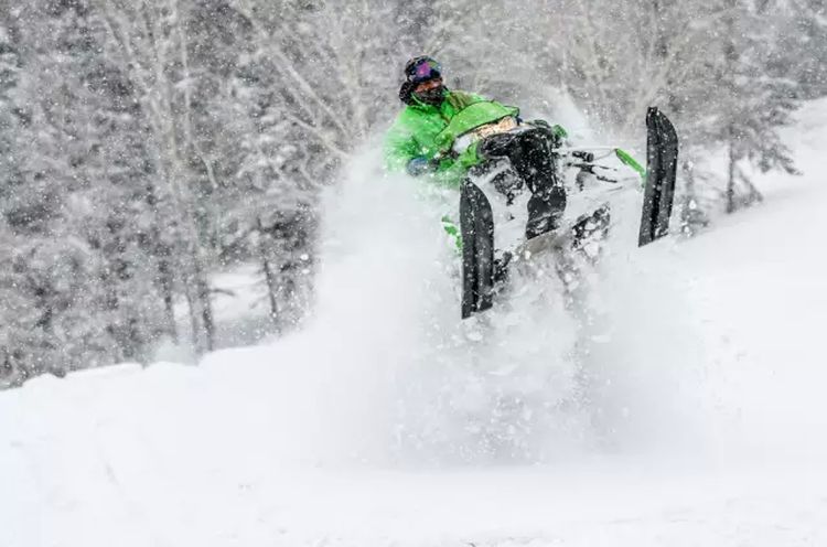 雪山飞猫！北极猫ZR6000 R试驾报告